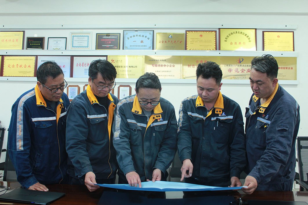 图为九游app
铝箔项目团队研讨工作方案。 罗文勇 摄