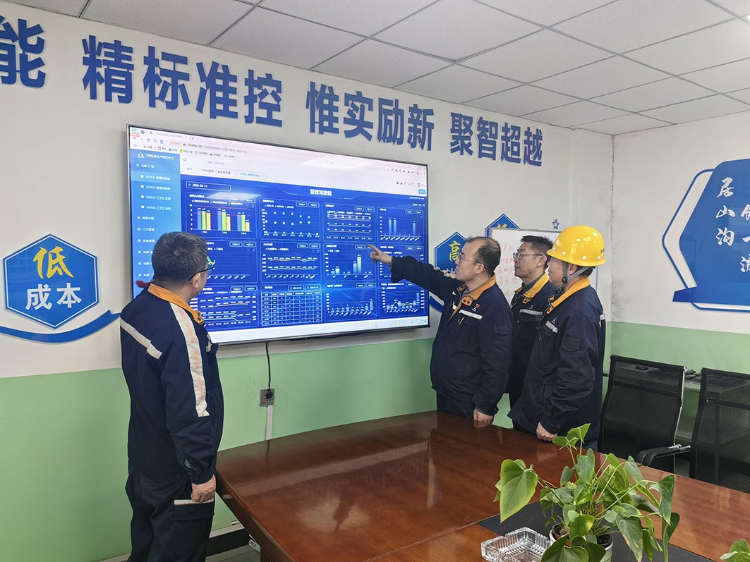 图为兰州铝业电解二厂团队开展研讨。 蒙建宁 摄