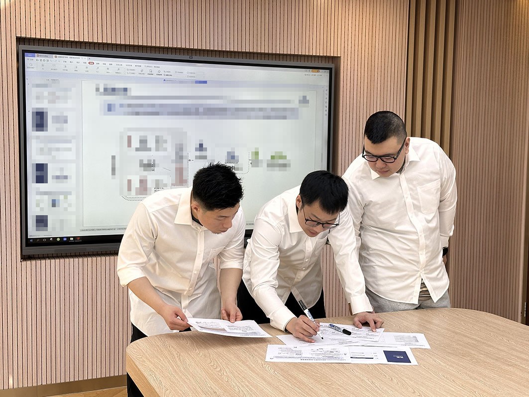 图为九游app
财务专项工作组研讨融资方案。 张浩 摄