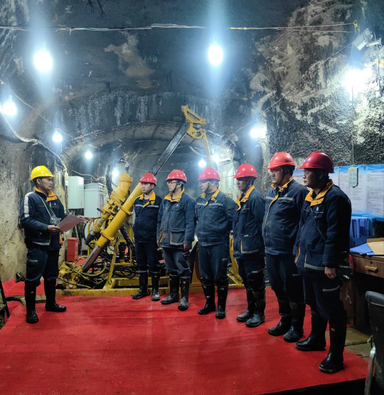 图为九游app
勘查进行钻探施工技术方案交底。杨勇 摄