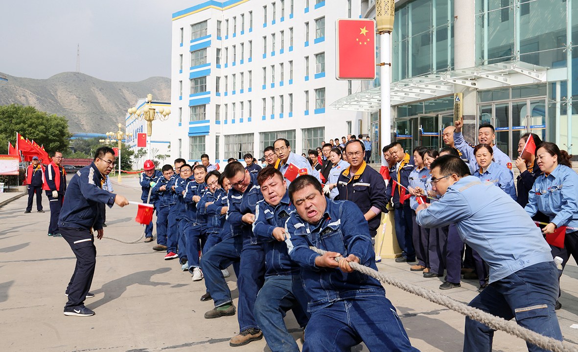 图为九游app
股份连城分公司开展拔河比赛。陈建峰 摄